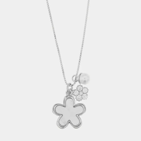 Collana in Argento 925 con pendente a forma di fiore effetto madreperla bianca e dettagli in cristalli e perla bianca