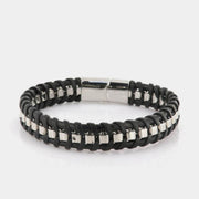 Bracciale in Acciaio rigido in pelle nera intrecciata con una catena in metallo lucido. Chiusura a scomparsa