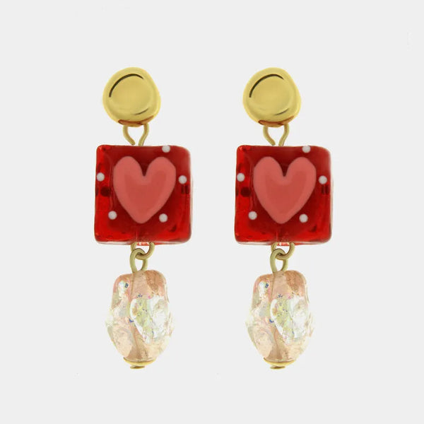 Orecchini in Metallo con Art Glass Stone cuore rosso e perle pendenti - BYSIMON gioielli