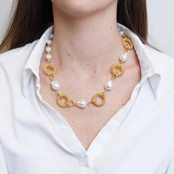 Collana in Metallo cerchi intrecciati con perle - BYSIMON gioielli