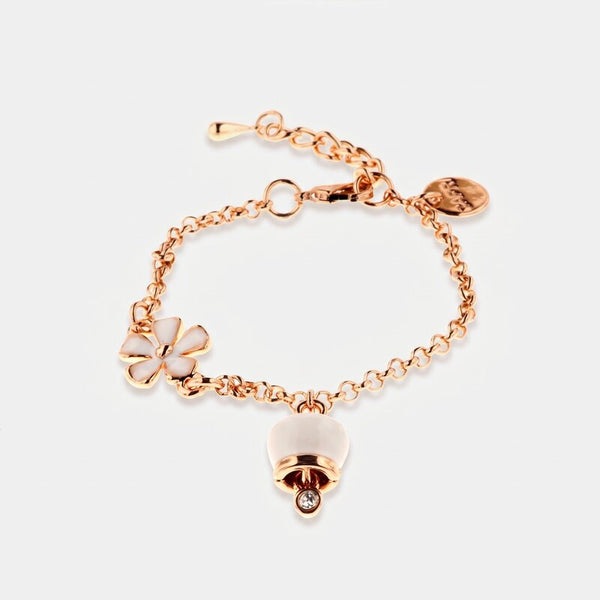 Bracciale in Metallo con campanella portafortuna pendente smaltata bianca e dettaglio a forma di fiore smaltato bianco - BYSIMON gioielli