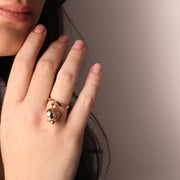 Anello in Metallo con campanella portafortuna con scritta Capri a rilievo e cristalli bianchi