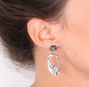 Orecchini in Argento 925  a cerchio con cristalli colorati, su piastra martellata