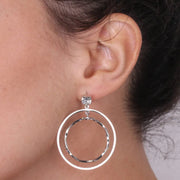 Orecchini in Argento 925 con pendenti a cerchio realizzati con lavorazione martellata e cristalli