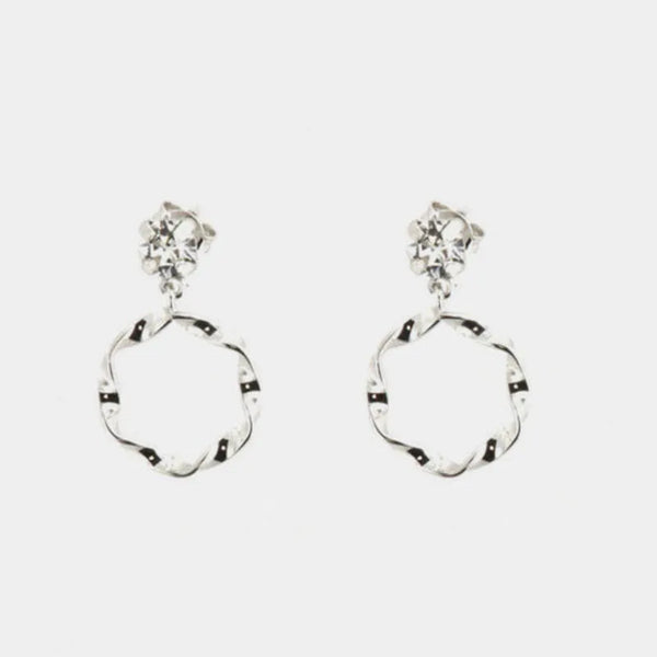 Orecchini in Argento 925 con cristalli e pendente a cerchio realizzato con lavorazione martellata
