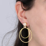 Orecchini in Argento 925 cerchi con cristalli champagne al lobo.