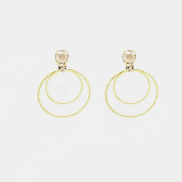 Orecchini in Argento 925 cerchi con cristalli champagne al lobo.