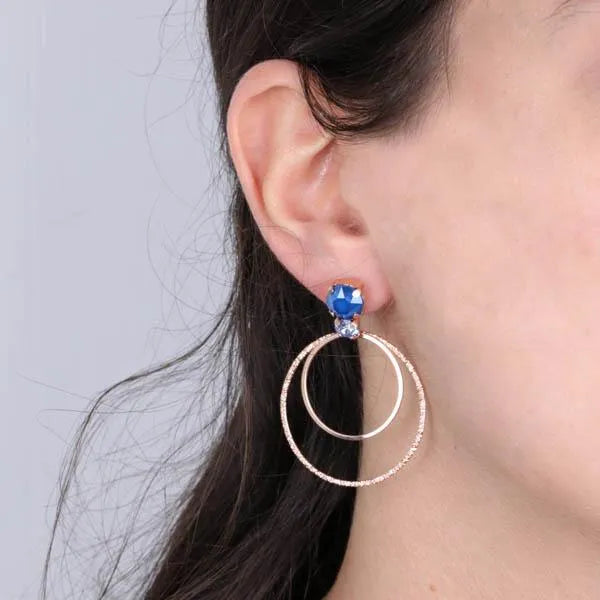 Orecchini in Argento 925 cerchi con cristalli blu al lobo.