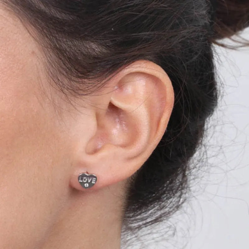 Orecchini in Argento 925 cuore con scritta love e mini punto luce bianco Collezione Barcellona - BYSIMON gioielli