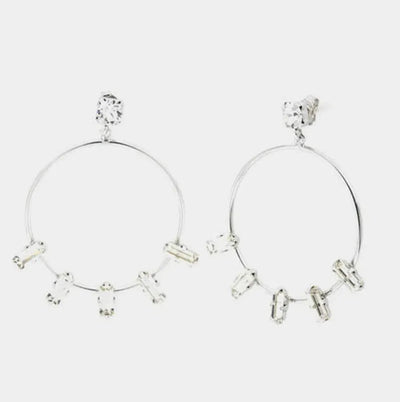 Orecchini in Argento 925 con punto luce bianco a lobo e cerchio pendente impreziosito da serie di cristalli bianchi