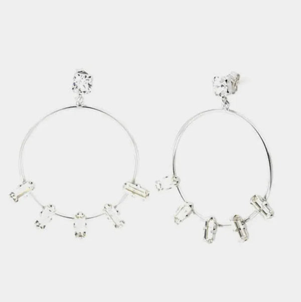 Orecchini in Argento 925 con punto luce bianco a lobo e cerchio pendente impreziosito da serie di cristalli bianchi