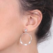 Orecchini in Argento 925 con punto luce bianco a lobo e cerchio pendente, impreziosito da serie di cristalli bianchi