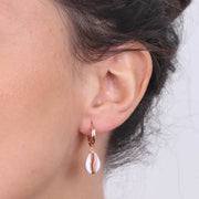 Orecchini in Argento 925 con conchiglia pendente smaltata bianca