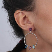 Orecchini in Argento 925 con punto luce a lobo e cerchio pendente puntellato con cristalli carrè colorati.