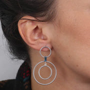 Orecchini in Argento 925 con doppi cerchi puntellati e cristallo azzurro centrale