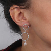 Orecchini in Argento 925 con cerchi puntellati pendenti e perla finale