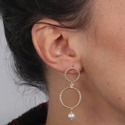 Orecchini in Argento 925 con cerchi puntellati pendenti e perla finale