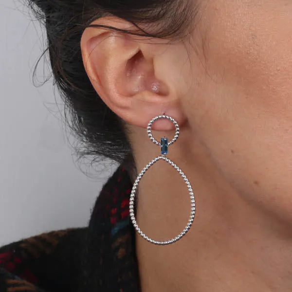 Orecchini in Argento 925 con doppi cerchi puntellati e cristallo azzurro centrale