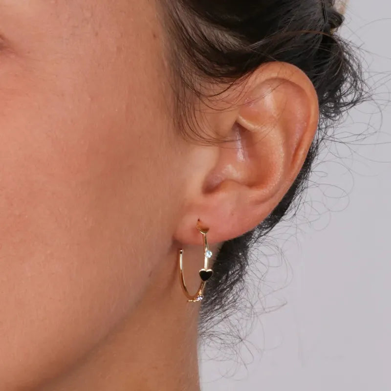 Orecchini in Argento 925 semicerchio con cuoricini, impreziosito da cristalli colorati.