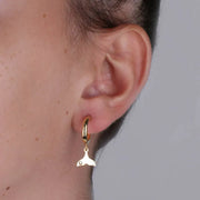 Orecchini in Argento 925 cerchietti con pinna di delfino pendente, arricchita da punto luce di cristalli bianchi.