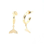 Orecchini in Argento 925 cerchietti con pinna di delfino pendente, arricchita da punto luce di cristalli bianchi.
