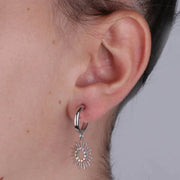Orecchini in Argento 925 cerchietti con pendenti a forma di sole impreziositi da giro di cristalli multicolore.