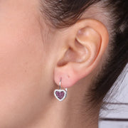 Orecchini in Argento 925 a cuore, pavè di zirconi rubino su base brunita e zirconi bianchi sul perimetro, ad aggancio