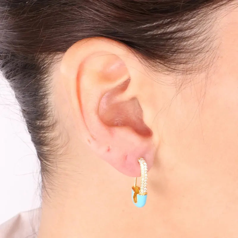 Orecchini in Argento 925 a forma di spilla con zirconi e dettaglio smaltato azzurro