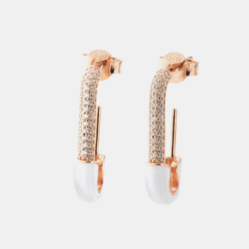 Orecchini in Argento 925 a forma di spilla placcati oro rosè con zirconi bianchi e dettaglio smaltato bianco