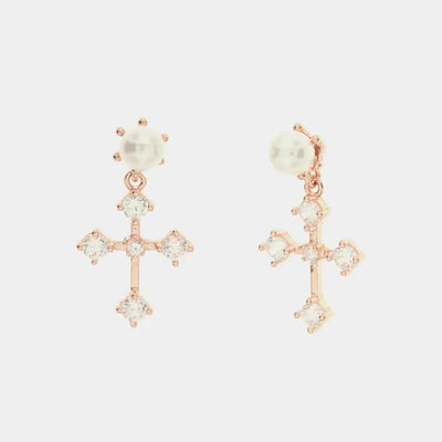 Orecchini in Argento 925 con perle e pendente a forma di croce impreziositi da cristalli bianchi