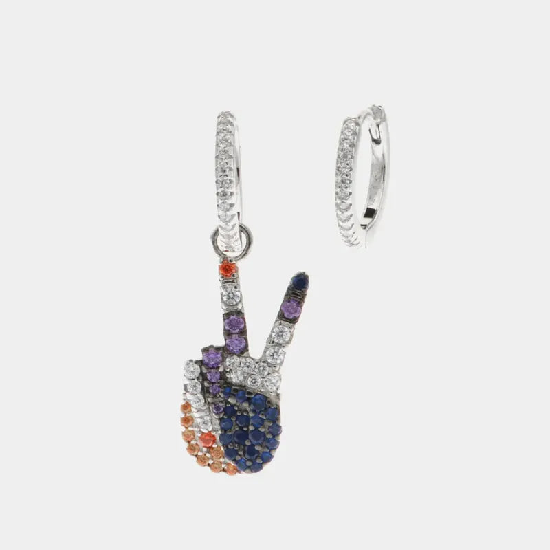 Orecchini in Argento 925 con pendente a forma di vittoria impreziositi da zirconi bianchi