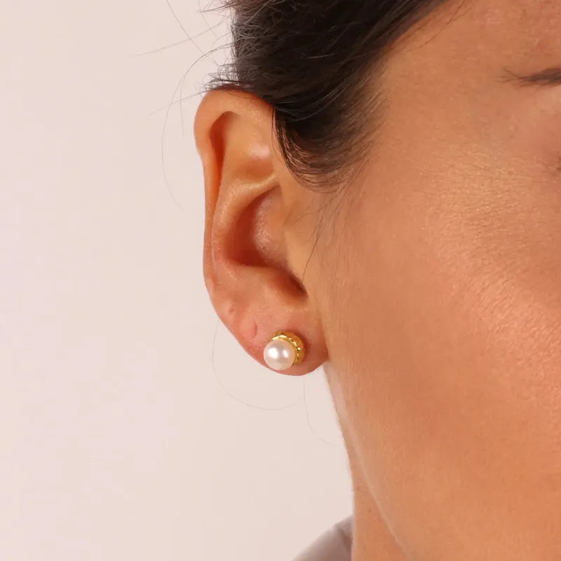 Orecchini in Argento 925 con perle e dettagli stilizzati