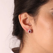 Orecchini in Argento 925 con zirconi bianchi e zircone centrale effetto rosso rubino