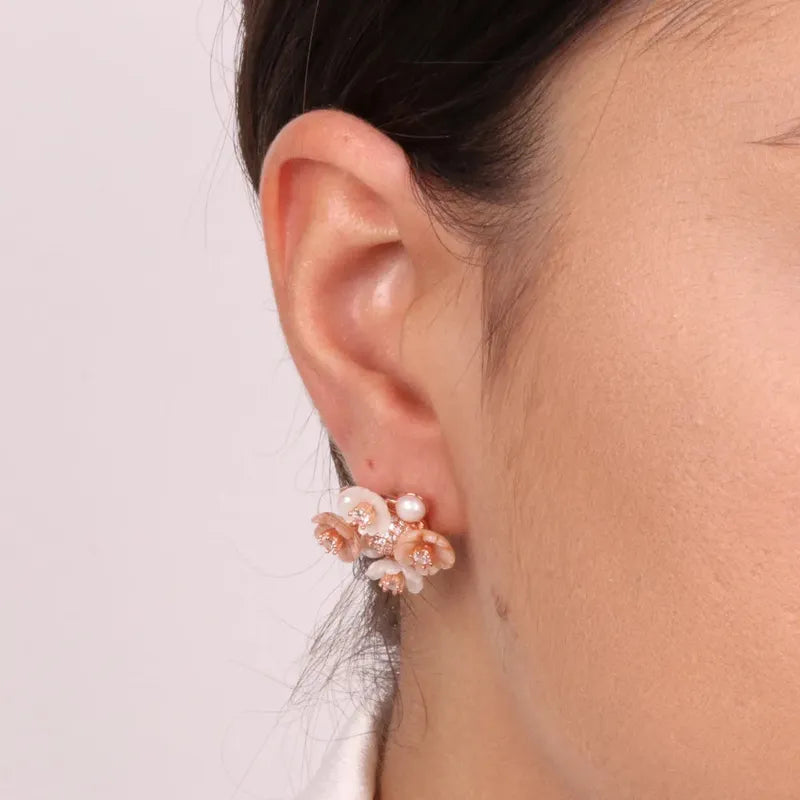 Orecchini in Argento 925 con fiori in madreperla impreziosito da zirconi colorati