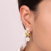 Orecchini in Argento 925 con fiori in madreperla impreziosito da zirconi colorati e dettaglio ape