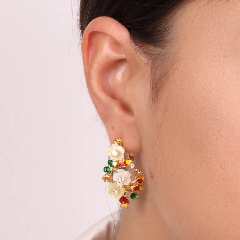 Orecchini in Argento 925 con fiori in madreperla con zirconi colorati