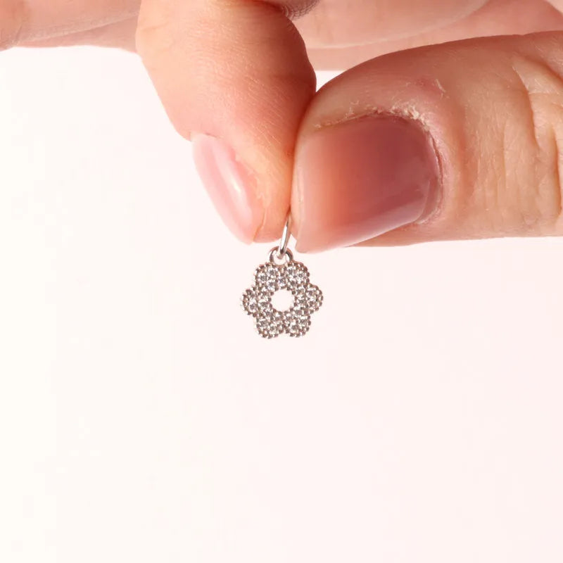 Ciondolo in Argento 925 ciondolo a forma di fiore tempestato da zirconi bianchi BYS - gioiello BySimon