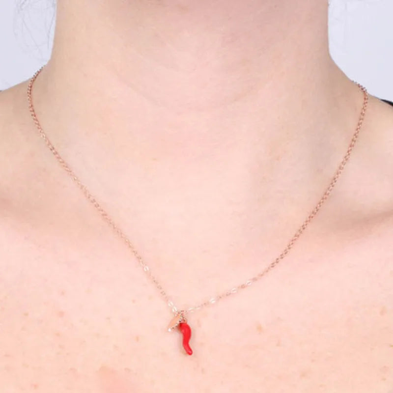 Collana in Argento 925 con corno impreziosito da smalto rosso e quadrifoglio portafortuna