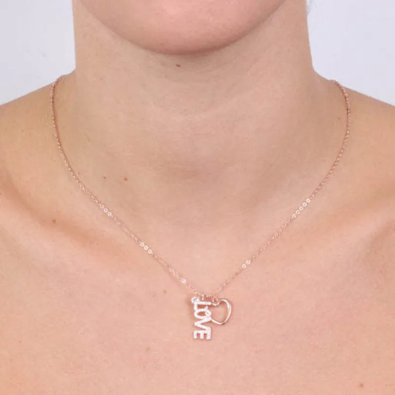 Collana in Argento 925 con cuore liscio pendente e scritta love arricchita da zirconi binchi e piccolo punto luce