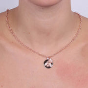 Collana in Argento 925 con ape su piastra, impreziosita da un fiore di zirconi bianchi e punti luce sulle ali