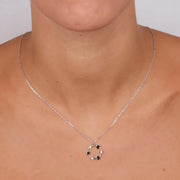 Collana in Argento 925 con pendente a giro alternato di cuori e cristalli multicolore.