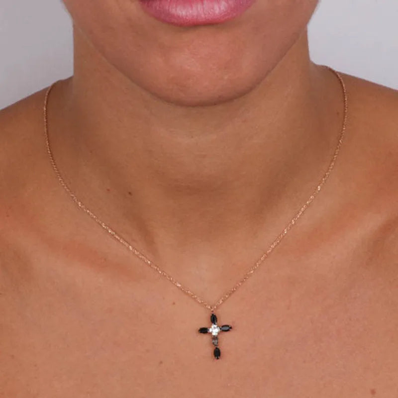 Collana in Argento 925 croce impreziosita da cristalli neri e punto luce di cristallo bianco centrale