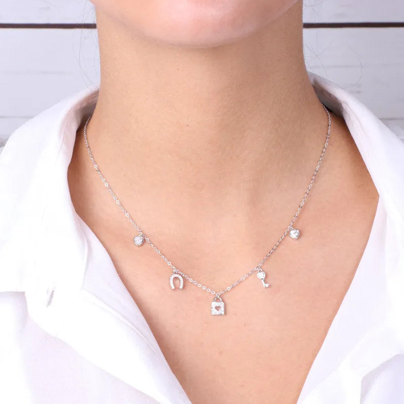 Collana in Argento 925 multiciondoli pendenti a forma chiave, cuore e ferro di cavallo arricchiti da zirconi bianchi