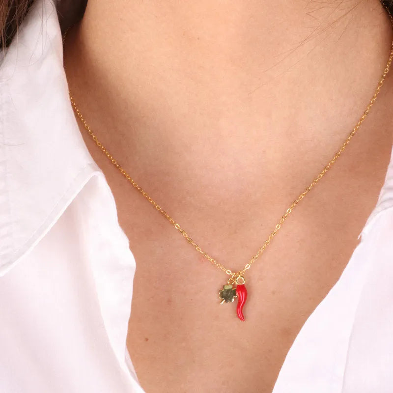 Collana in Argento 925 con corno portafortuna impreziosito da smalto rosso e quadrifoglio portafortuna - BYSIMON gioielli