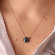 Collana in Argento 925 con ciondolo con cornice di zirconi verdi e zircone centrale effetto zafiro