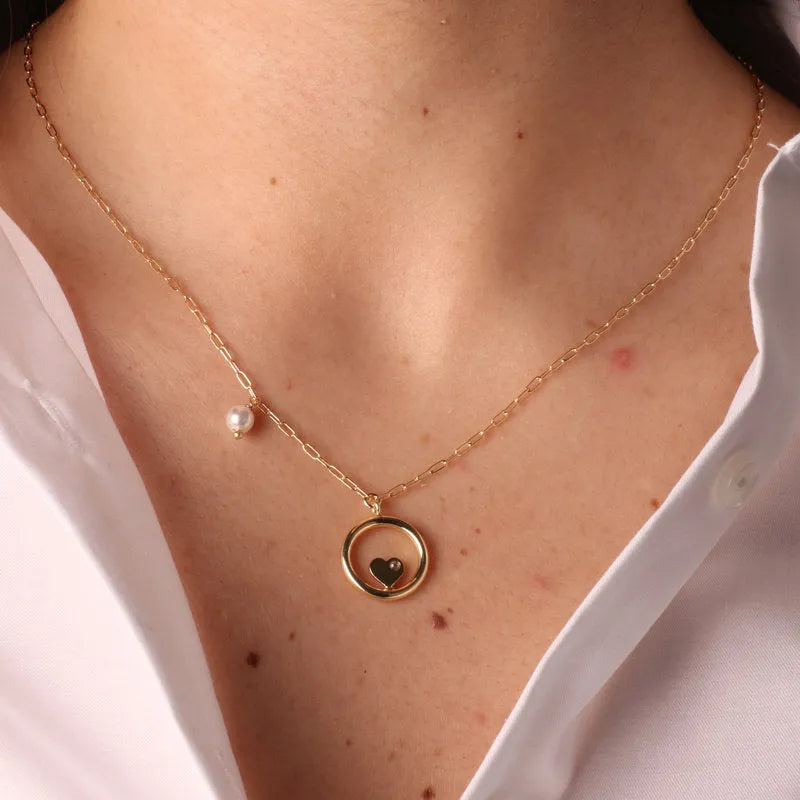Collana in Argento 925 con dettaglio in perla e pendente a forma di cerchio con cuore - BYSIMON gioielli