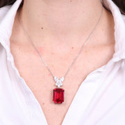 Collana in Argento 925 con zircone rosso e fiore impreziosito da zirconi