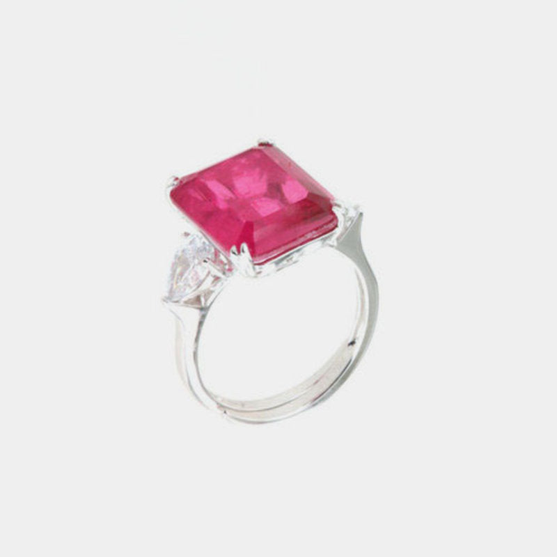Anello in Argento 925 con zircone carrè centrale rubino effetto ghiaccio, impreziosito da zirconi bianchi ai lati - BYSIMON gioielli