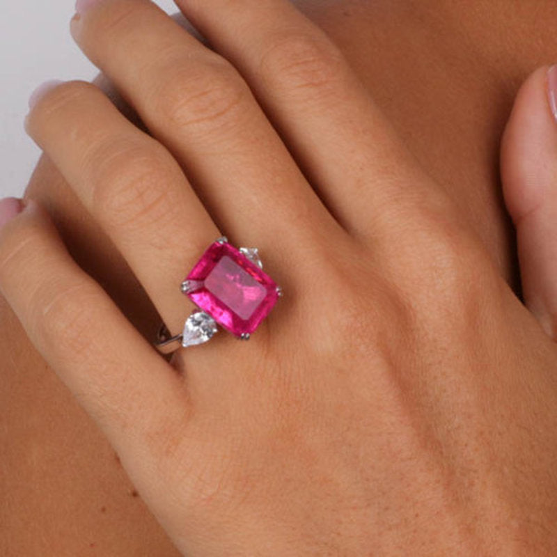 Anello in Argento 925 con zircone carrè centrale rubino effetto ghiaccio, impreziosito da zirconi bianchi ai lati - BYSIMON gioielli