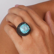 Anello in Argento 925  con grande zircone centrale color acquamarina effetto ghiaccio, impreziosito da zirconi neri